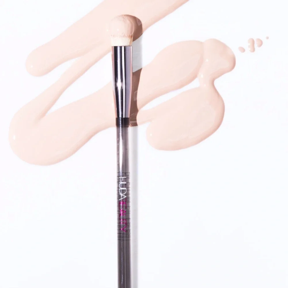 Huda Face Conceal & Blend Make Up Brush, single sided brush